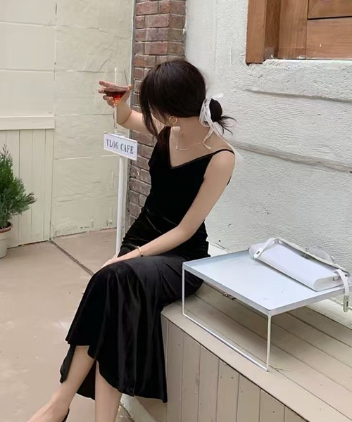 AsheKsha(アシクシャ)の「ベルベットVネックストラップフィッシュテイルスカート(ドレス・レディース・ブラック・M)」の7枚目の写真