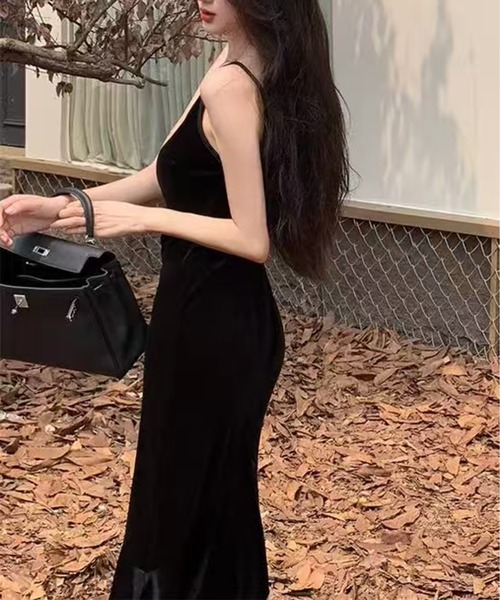 AsheKsha(アシクシャ)の「ベルベットVネックストラップフィッシュテイルスカート(ドレス・レディース・ブラック・M)」の13枚目の写真
