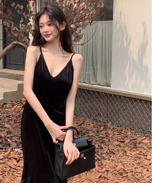 AsheKsha(アシクシャ)の「ベルベットVネックストラップフィッシュテイルスカート(ドレス・レディース・ブラック・M)」の14枚目の写真