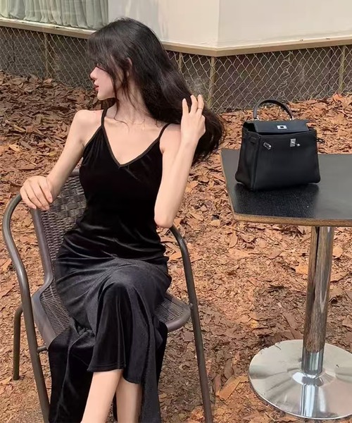AsheKsha(アシクシャ)の「ベルベットVネックストラップフィッシュテイルスカート(ドレス・レディース・ブラック・M)」の15枚目の写真