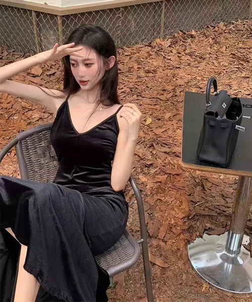 AsheKsha(アシクシャ)の「ベルベットVネックストラップフィッシュテイルスカート(ドレス・レディース・ブラック・M)」の16枚目の写真