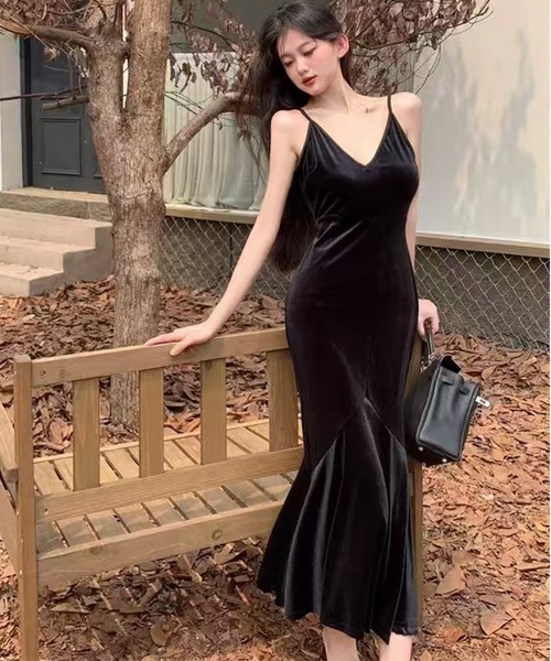 AsheKsha(アシクシャ)の「ベルベットVネックストラップフィッシュテイルスカート(ドレス・レディース・ブラック・M)」の17枚目の写真