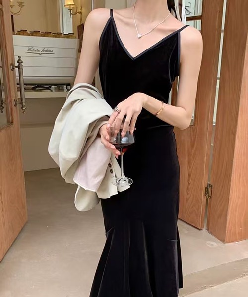 AsheKsha(アシクシャ)の「ベルベットVネックストラップフィッシュテイルスカート(ドレス・レディース・ブラック・M)」の18枚目の写真