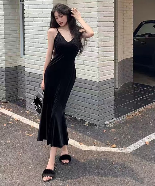 AsheKsha(アシクシャ)の「ベルベットVネックストラップフィッシュテイルスカート(ドレス・レディース・ブラック・M)」の19枚目の写真