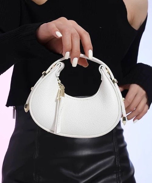 チェーンアクセント マイクロ クレセント ミニ ハンドバッグ