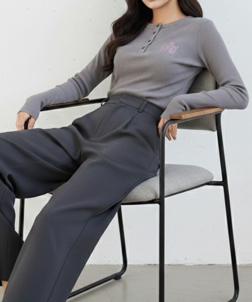 GLAMOROUS JANE(グラマラスジェーン)の「サイドドロストヘンリーネックショート丈ロンT(Tシャツ/カットソー・レディース・レッド/ブラック/グレー/オフホワイト・FREE)」の1枚目の写真