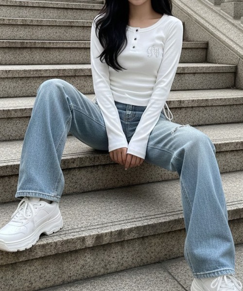 GLAMOROUS JANE(グラマラスジェーン)の「サイドドロストヘンリーネックショート丈ロンT(Tシャツ/カットソー・レディース・レッド/ブラック/グレー/オフホワイト・FREE)」の2枚目の写真