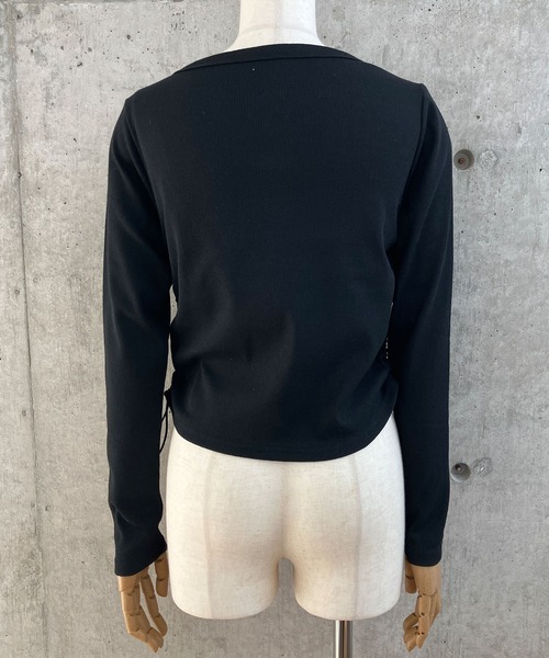 GLAMOROUS JANE(グラマラスジェーン)の「サイドドロストヘンリーネックショート丈ロンT(Tシャツ/カットソー・レディース・レッド/ブラック/グレー/オフホワイト・FREE)」の9枚目の写真