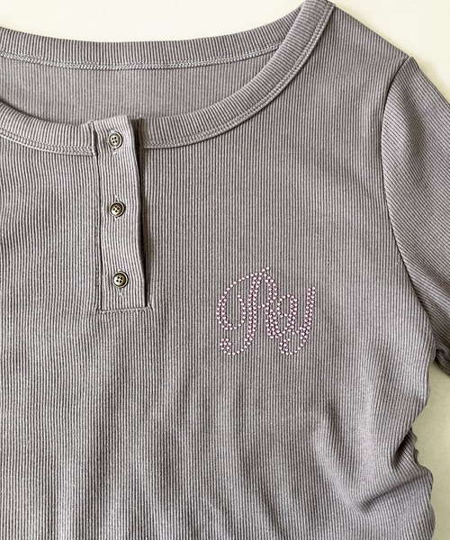 GLAMOROUS JANE(グラマラスジェーン)の「サイドドロストヘンリーネックショート丈ロンT(Tシャツ/カットソー・レディース・レッド/ブラック/グレー/オフホワイト・FREE)」の16枚目の写真