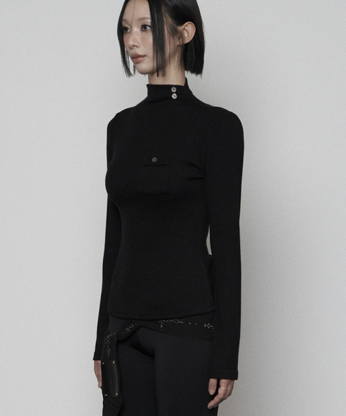 ETRE AU SOMMET(エトレオソメ)の「Pocket Half-turtleneck Button Long Sleeve (BLACK)(Tシャツ/カットソー・レディース・その他・FREE)」の2枚目の写真