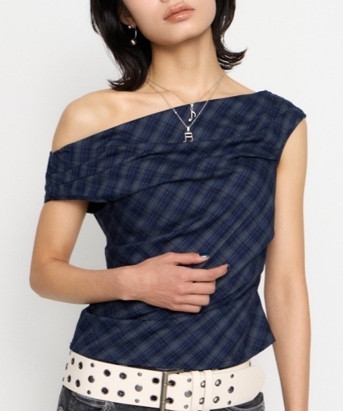 LAGUA GEM(ラグアジェム)の「NECK LOOSEY CHECK トップス(Tシャツ/カットソー・レディース・レッド/ネイビー/ブラック・FREE)」の1枚目の写真