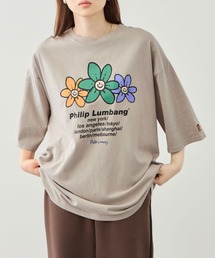 【Philip Lumbang/フィリップランバン】 フラワーグラフィック ワールドツアー風ロゴプリント 半袖Tシャツ