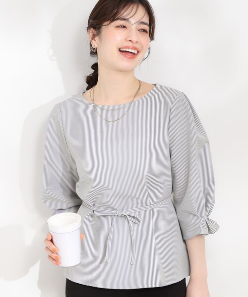 SHOO・LA・RUE（シューラルー）の「【洗濯機可/UV/3WAY】シルエットが変えられる ウエストリボンブラウス（シャツ/ブラウス・レディース・ベビーピンク/ブルー系7/チャコールグレー・04/03/02/01）」の2枚目の写真