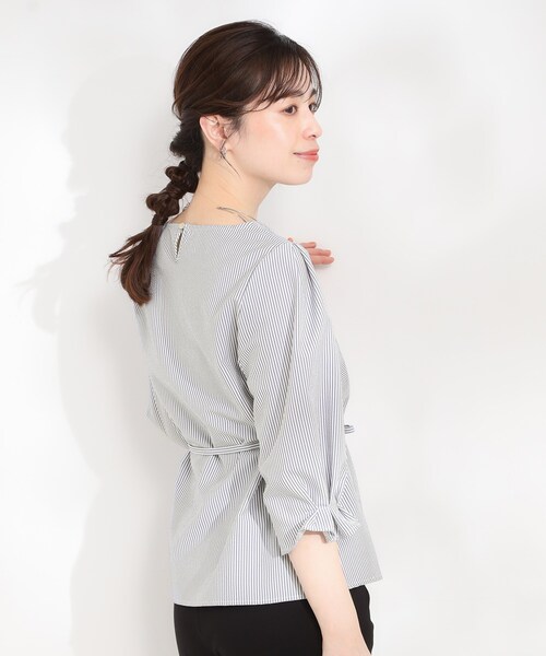 SHOO・LA・RUE（シューラルー）の「【洗濯機可/UV/3WAY】シルエットが変えられる ウエストリボンブラウス（シャツ/ブラウス・レディース・ベビーピンク/ブルー系7/チャコールグレー・04/03/02/01）」の20枚目の写真