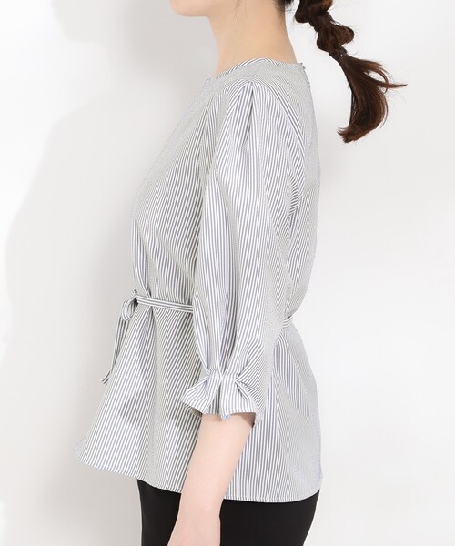 SHOO・LA・RUE（シューラルー）の「【洗濯機可/UV/3WAY】シルエットが変えられる ウエストリボンブラウス（シャツ/ブラウス・レディース・ベビーピンク/ブルー系7/チャコールグレー・04/03/02/01）」の12枚目の写真
