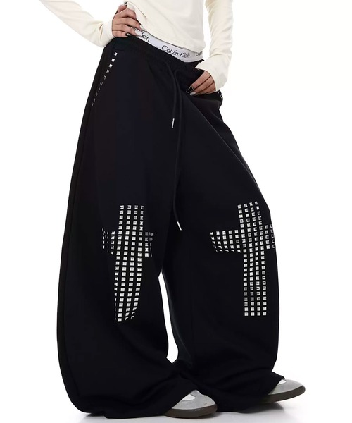 mushwear(マッシュウェア)の「スタッズクロスデザインスウェットパンツ(スウェットパンツ・メンズ・ブラック・SMALL/MEDIUM/LARGE/X-LARGE)」の2枚目の写真