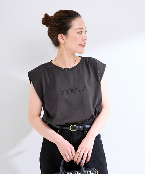 B.C STOCK(ベーセーストック)の「《追加》手洗い可 / 3D箔プリントTEE(Tシャツ/カットソー・レディース・アイボリー/チャコールグレー/ウッド・FREE)」の1枚目の写真