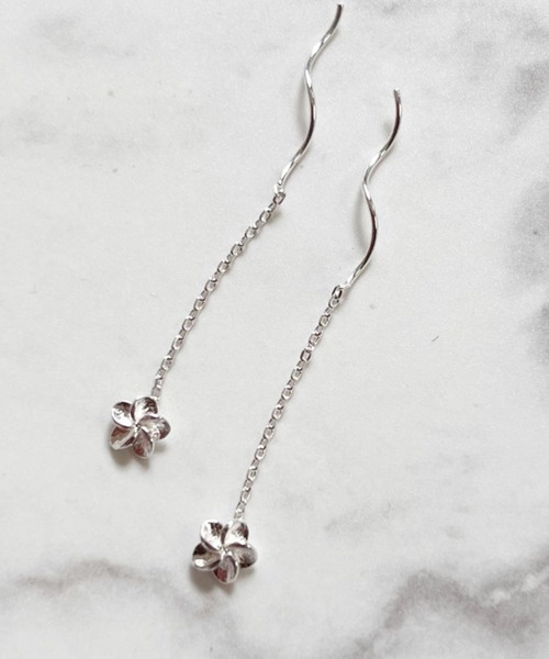 yu-ka(ユーカ)の「YU-KA:フラワーモチーフ スウィングピアス Flower motif swing earrings(ピアス(両耳用)・レディース・シルバー・FREE)」の3枚目の写真