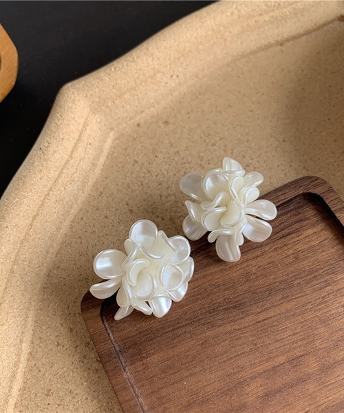 blackdia ocean(ブラックダイヤオーシャン)の「blackdia ocean ボタニカル フラワー ピアス(ピアス(両耳用)・レディース・ホワイト系/ホワイト・FREE)」の4枚目の写真