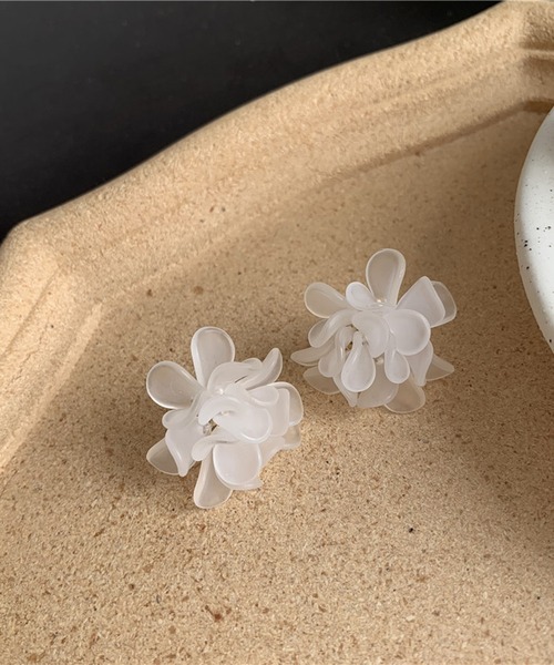 blackdia ocean(ブラックダイヤオーシャン)の「blackdia ocean ボタニカル フラワー ピアス(ピアス(両耳用)・レディース・ホワイト系/ホワイト・FREE)」の3枚目の写真