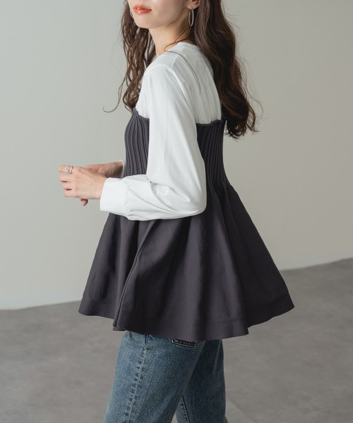 refinedworks(リファインドワークス)の「【refinedworks】ビスチェ風 ドッキング ペプラム トップス(Tシャツ/カットソー・レディース・チャコールグレー/ホワイト・FREE)」の4枚目の写真