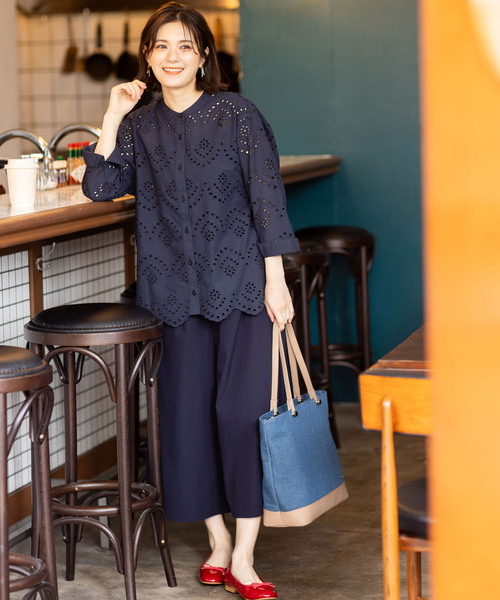 Petit Honfleur（プチオンフルール）の「レース刺しゅうバンドカラーブラウス（シャツ/ブラウス・レディース・ネイビー/ブラウン・9号/11号/13号）」の16枚目の写真