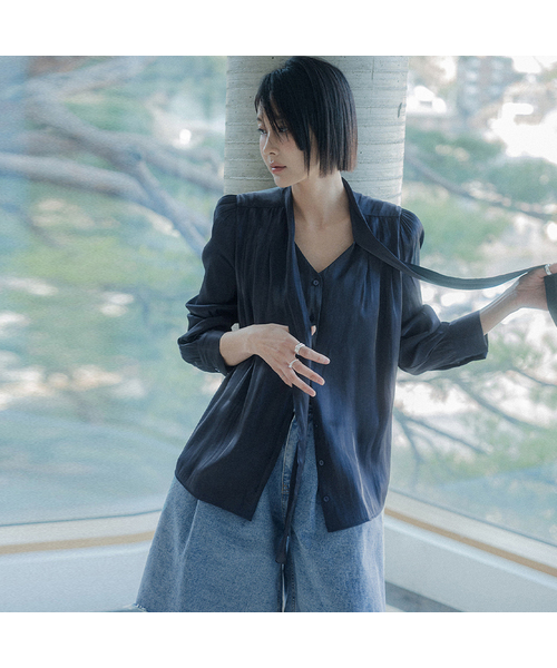 MEMUA（メムア）の「サンドグロッシータイブラウス（ネイビー）（シャツ/ブラウス・レディース・ブラック/ネイビー/カーキ/ライトピンク・FREE）」の4枚目の写真