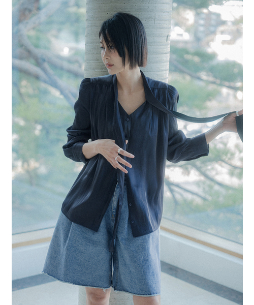 MEMUA（メムア）の「サンドグロッシータイブラウス（ネイビー）（シャツ/ブラウス・レディース・ブラック/ネイビー/カーキ/ライトピンク・FREE）」の5枚目の写真