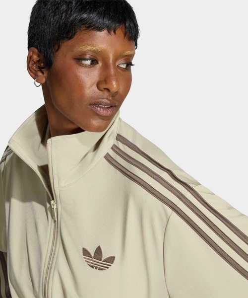 adidas（アディダス）の「ファイヤーバード トラックトップ ルーズ / ジャージ / トラックジャケット / アディダスオリジナルス adidas Originals（ジャージ・レディース・ベージュ・XX-LARGE/X-LARGE/SMALL/MEDIUM/LARGE）」の3枚目の写真