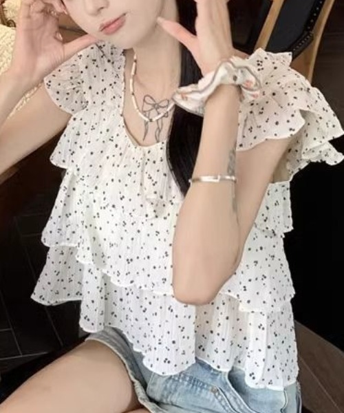 tolene(トレネ)の「シフォン小花柄 3段ティアードフリルブラウス(シャツ/ブラウス・レディース・ブラック/ホワイト・FREE)」の4枚目の写真