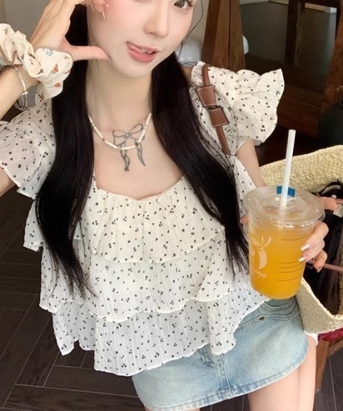 tolene(トレネ)の「シフォン小花柄 3段ティアードフリルブラウス(シャツ/ブラウス・レディース・ブラック/ホワイト・FREE)」の12枚目の写真