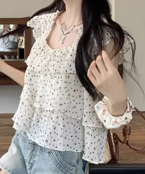 tolene(トレネ)の「シフォン小花柄 3段ティアードフリルブラウス(シャツ/ブラウス・レディース・ブラック/ホワイト・FREE)」の6枚目の写真