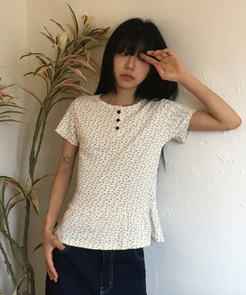 SLEEKGLOW（スリック グロウ）の「Flower Button Frill T-Shirt[Ivory]（Tシャツ/カットソー・レディース・その他・FREE）」の2枚目の写真