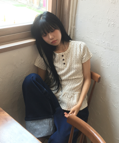 SLEEKGLOW（スリック グロウ）の「Flower Button Frill T-Shirt[Ivory]（Tシャツ/カットソー・レディース・その他・FREE）」の3枚目の写真