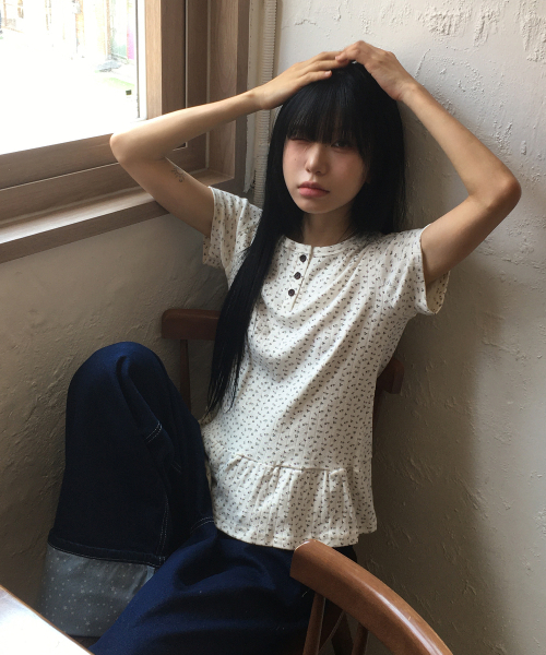 SLEEKGLOW（スリック グロウ）の「Flower Button Frill T-Shirt[Ivory]（Tシャツ/カットソー・レディース・その他・FREE）」の4枚目の写真