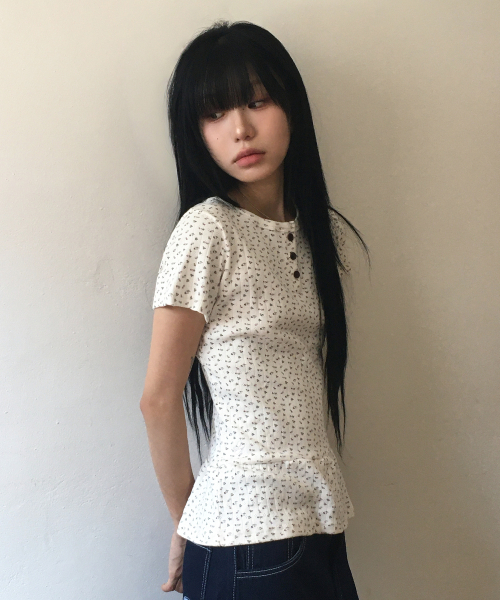 SLEEKGLOW（スリック グロウ）の「Flower Button Frill T-Shirt[Ivory]（Tシャツ/カットソー・レディース・その他・FREE）」の5枚目の写真