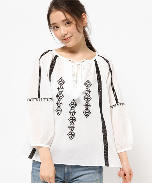 IEDIT（イディット）の「ミルブロウズ　レースアップデザインが女っぽい刺しゅう遣いのギャザーブラウス（シャツ/ブラウス・レディース・ホワイト/ブラック・LARGE/SMALL/X-LARGE/MEDIUM/XX-LARGE）」の10枚目の写真