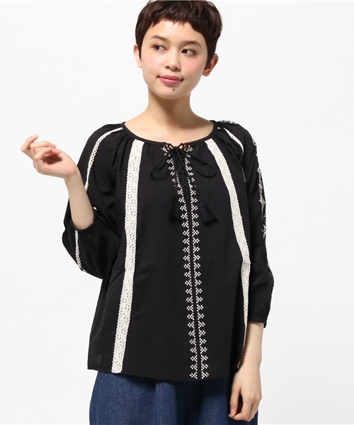 IEDIT（イディット）の「ミルブロウズ　レースアップデザインが女っぽい刺しゅう遣いのギャザーブラウス（シャツ/ブラウス・レディース・ホワイト/ブラック・LARGE/SMALL/X-LARGE/MEDIUM/XX-LARGE）」の11枚目の写真