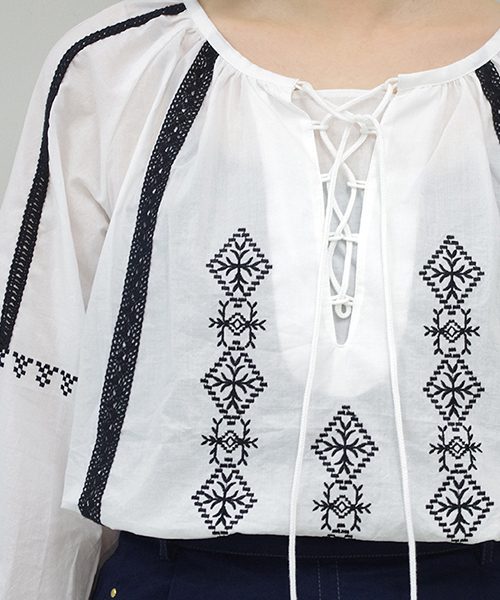 IEDIT（イディット）の「ミルブロウズ　レースアップデザインが女っぽい刺しゅう遣いのギャザーブラウス（シャツ/ブラウス・レディース・ホワイト/ブラック・LARGE/SMALL/X-LARGE/MEDIUM/XX-LARGE）」の14枚目の写真