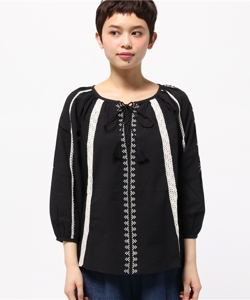 IEDIT（イディット）の「ミルブロウズ　レースアップデザインが女っぽい刺しゅう遣いのギャザーブラウス（シャツ/ブラウス・レディース・ホワイト/ブラック・LARGE/SMALL/X-LARGE/MEDIUM/XX-LARGE）」の3枚目の写真