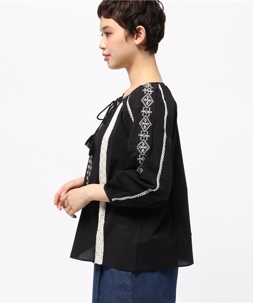 IEDIT（イディット）の「ミルブロウズ　レースアップデザインが女っぽい刺しゅう遣いのギャザーブラウス（シャツ/ブラウス・レディース・ホワイト/ブラック・LARGE/SMALL/X-LARGE/MEDIUM/XX-LARGE）」の4枚目の写真