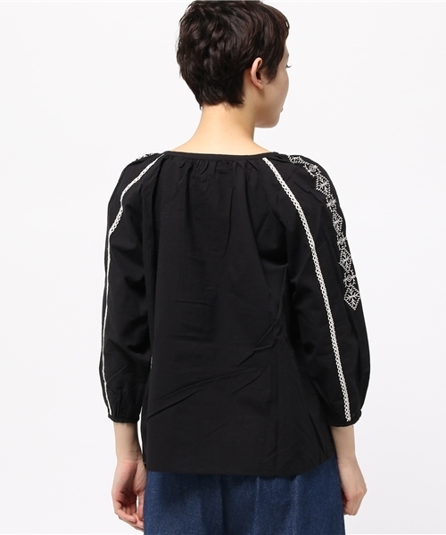 IEDIT（イディット）の「ミルブロウズ　レースアップデザインが女っぽい刺しゅう遣いのギャザーブラウス（シャツ/ブラウス・レディース・ホワイト/ブラック・LARGE/SMALL/X-LARGE/MEDIUM/XX-LARGE）」の5枚目の写真