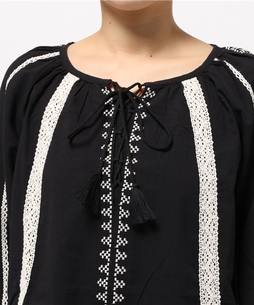 IEDIT（イディット）の「ミルブロウズ　レースアップデザインが女っぽい刺しゅう遣いのギャザーブラウス（シャツ/ブラウス・レディース・ホワイト/ブラック・LARGE/SMALL/X-LARGE/MEDIUM/XX-LARGE）」の6枚目の写真