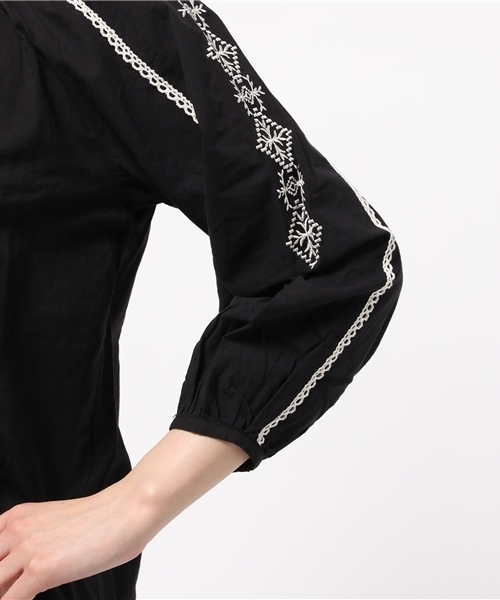 IEDIT（イディット）の「ミルブロウズ　レースアップデザインが女っぽい刺しゅう遣いのギャザーブラウス（シャツ/ブラウス・レディース・ホワイト/ブラック・LARGE/SMALL/X-LARGE/MEDIUM/XX-LARGE）」の7枚目の写真