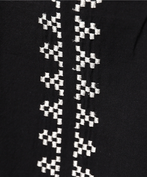 IEDIT（イディット）の「ミルブロウズ　レースアップデザインが女っぽい刺しゅう遣いのギャザーブラウス（シャツ/ブラウス・レディース・ホワイト/ブラック・LARGE/SMALL/X-LARGE/MEDIUM/XX-LARGE）」の9枚目の写真