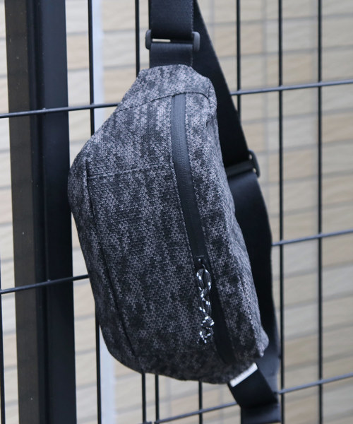 knock through abstraction（ノックスルーアブストラクション）の「【knock through abstraction/ノックスルーアブストラクション】X-filament body bag/クロスフィラメントボディバッグ（ボディバッグ/ウエストポーチ・メンズ・ブラック/ブラック系その他/ブルー系その他・FREE）」の3枚目の写真