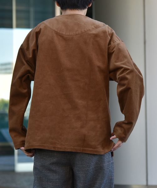 SHIPS（シップス）の「SU: 8W コーデュロイ プルオーバー シャツ（シャツ/ブラウス・メンズ・ブラック/ダークグレー/キャメル・SMALL/MEDIUM/LARGE）」の4枚目の写真