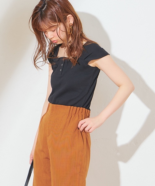 natural couture（ナチュラルクチュール）の「ヘンリーネックガーリーリブタンク（タンクトップ・レディース・ブラック/ベージュ/レッド/アイボリー・FREE）」の2枚目の写真