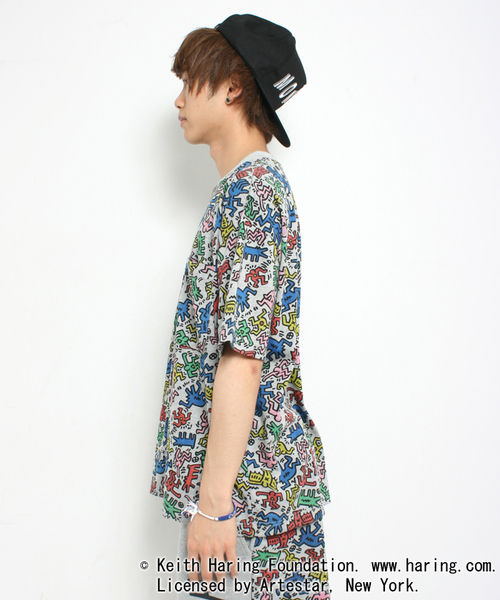 WEGO（ウィゴー）の「WEGO/Keith Haring (キースヘリング) 総柄Tシャツ（Tシャツ/カットソー・メンズ・ホワイト/グレー・MEDIUM/LARGE）」の9枚目の写真
