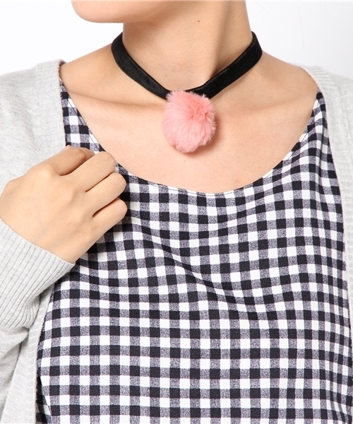 WEGO（ウィゴー）の「WEGO/ファーポンポンチョーカー（ネックレス・レディース・ホワイト/ブラック/パープル/ピンク・FREE）」の6枚目の写真